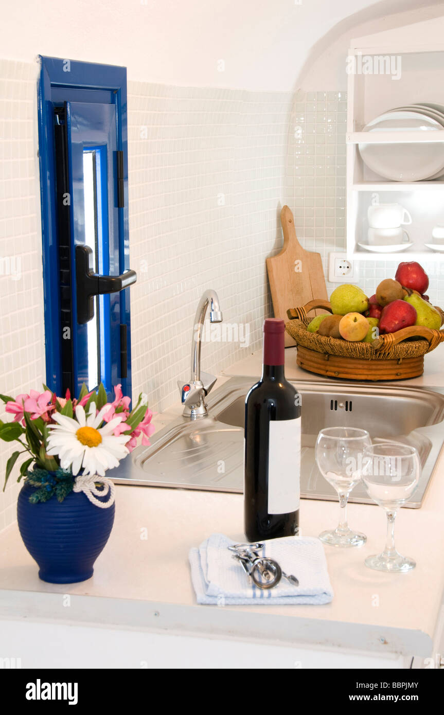 Cucina in appartamento maisonette nelle isole greche santorin cittadina di Oia casa grotta Foto Stock
