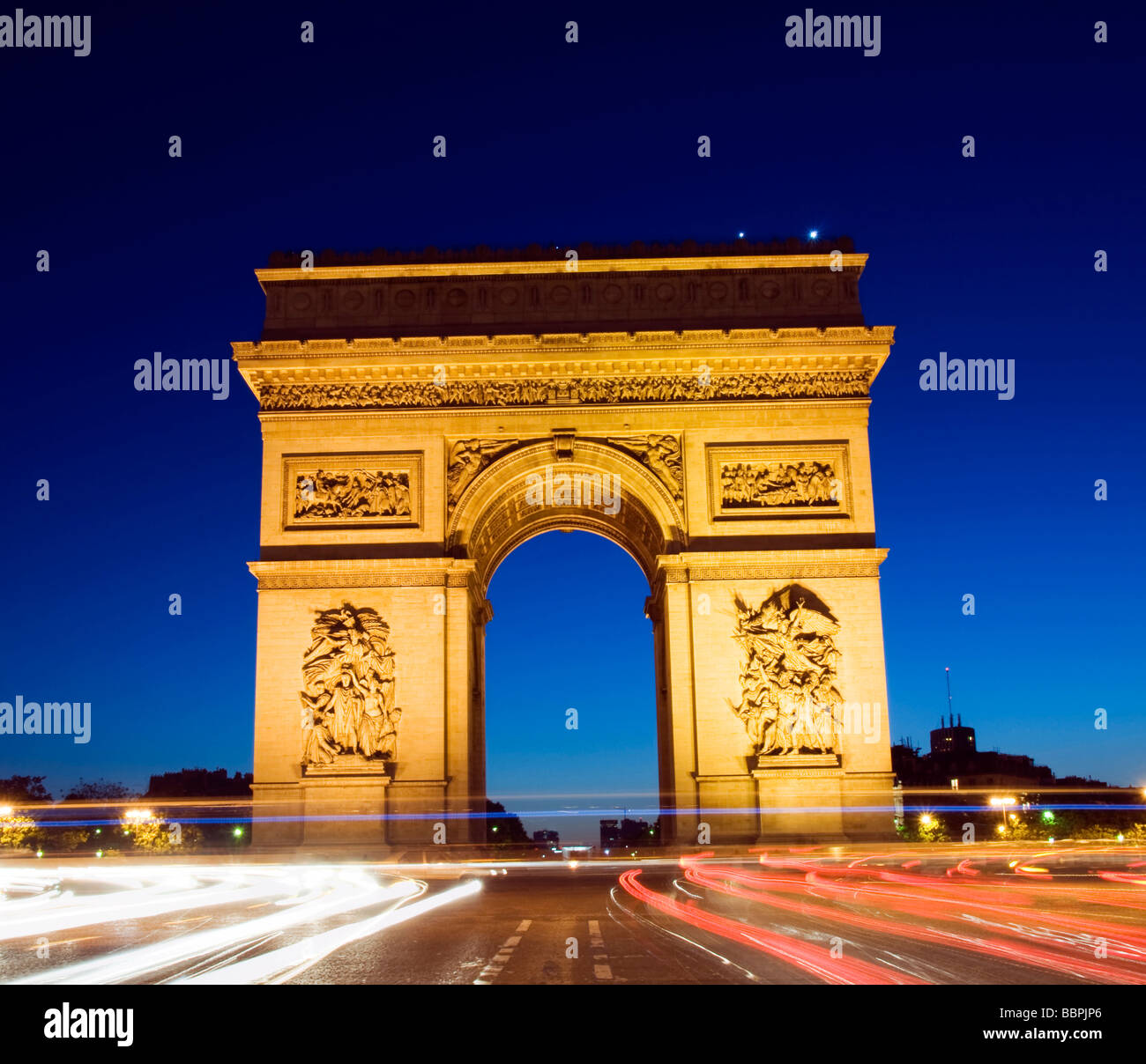 Arc de triomphe arco di trionfo parigi francia place charles de gaulle place de l etoile champs elysees scena notturna monumento archi Foto Stock
