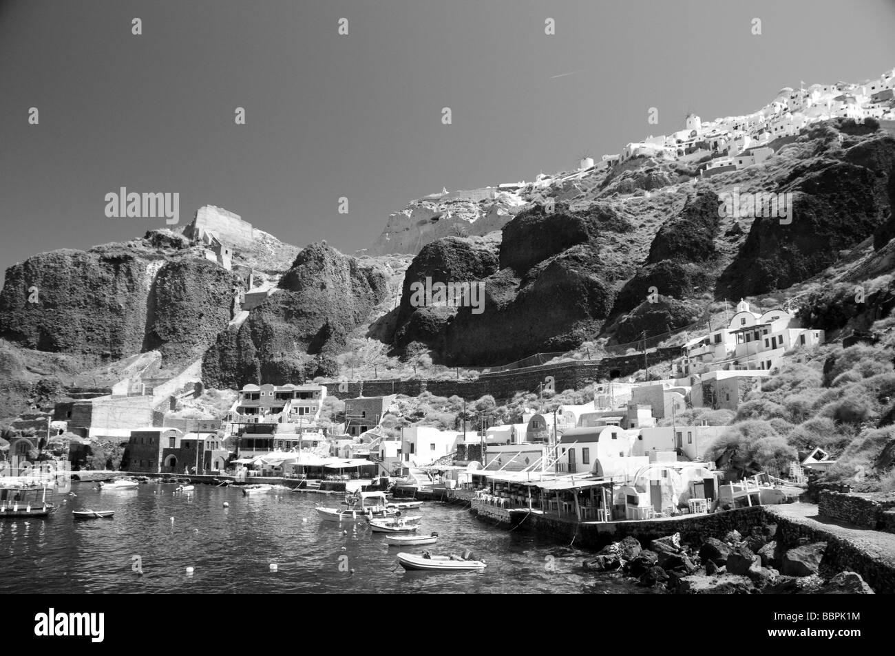 Amoudi amoudi bay santorini harbour porto da pesca barche da pesca taverne ristoranti viaggi Mediterraneo egeo Sea coast coastli Foto Stock