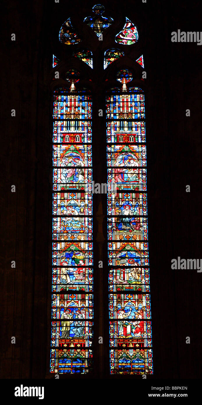 Il vetro macchiato Narbonne cattedrale gotica di San Giusto e santo Pasteur Languedoc-Roussillon Francia Foto Stock