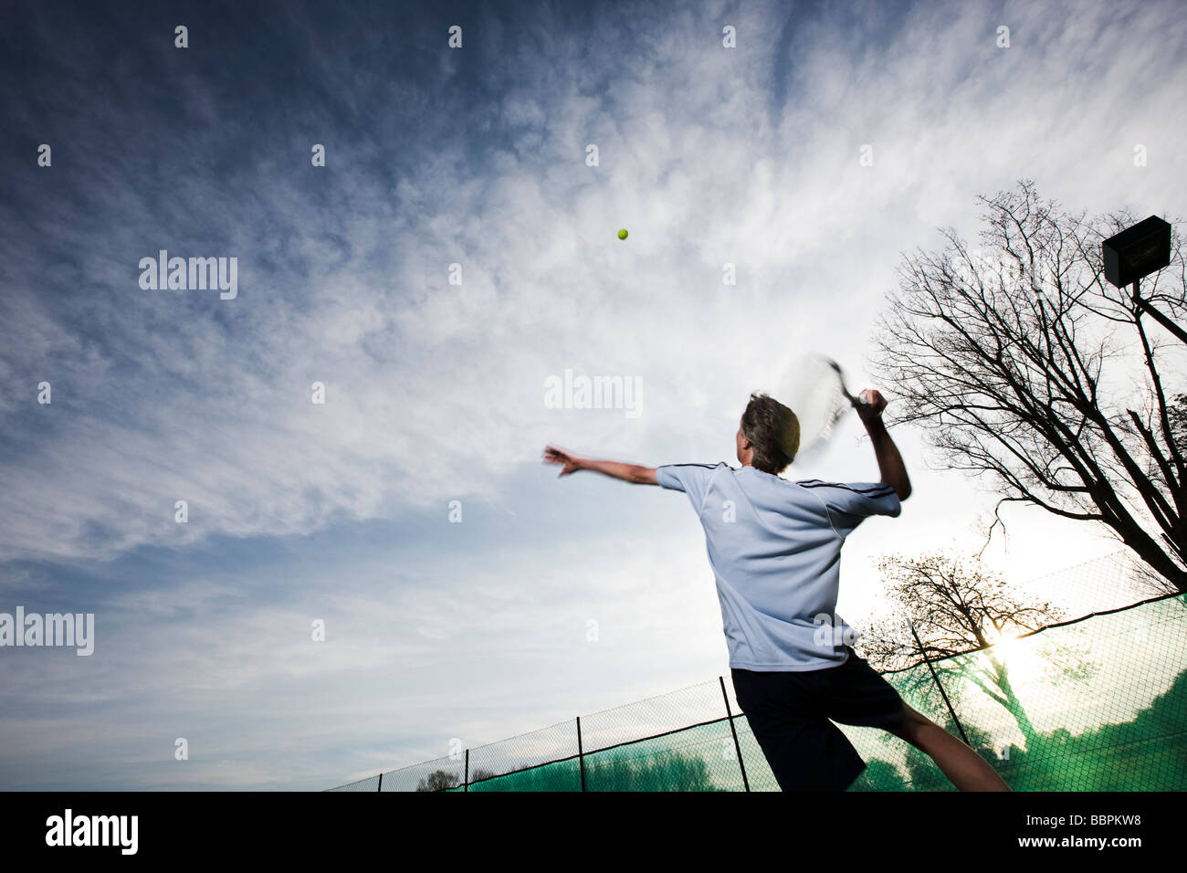 L'uomo gioca a tennis all'aperto Foto Stock
