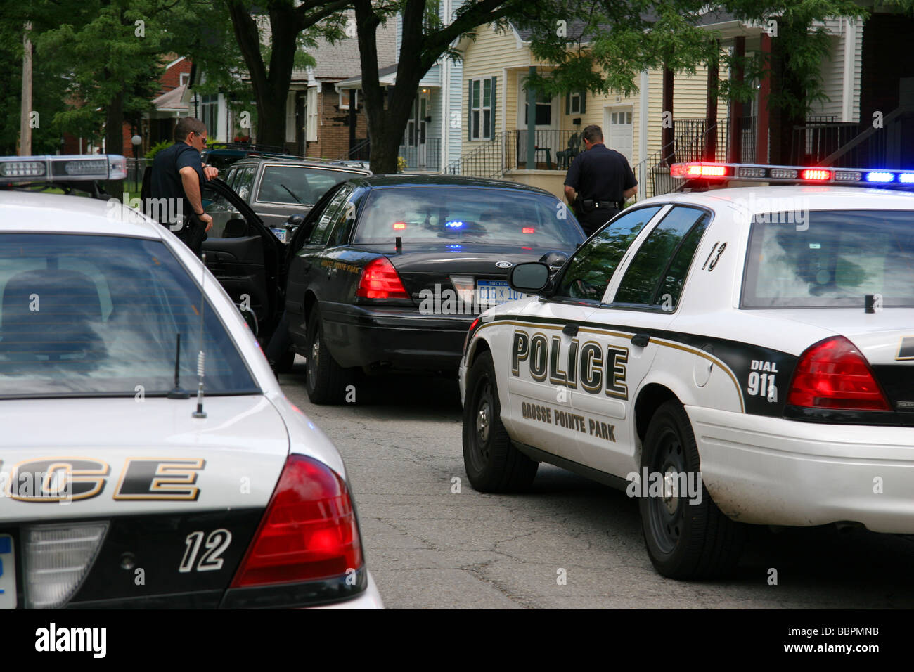 Grosse Pointe Park polizia attraversano il confine in Detroit Michigan STATI UNITI Foto Stock