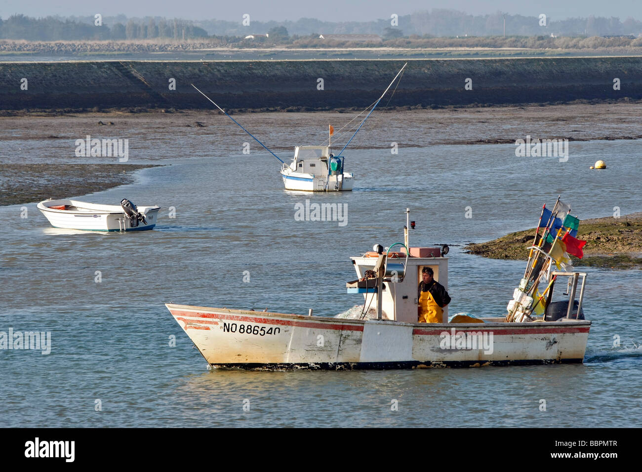 FISHERMAN voce fuori in mare, ILE DE NOIRMOUTIER, VENDEE (85), Francia Foto Stock