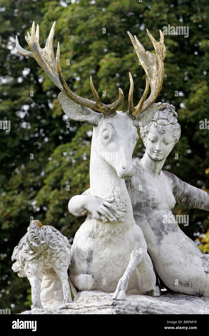 Statua di Diana cacciatrice Diana con un cervo', Diane de Poitiers, il parco presso il Chateau D'Anett, EURE-ET-LOIR (28), Francia Foto Stock