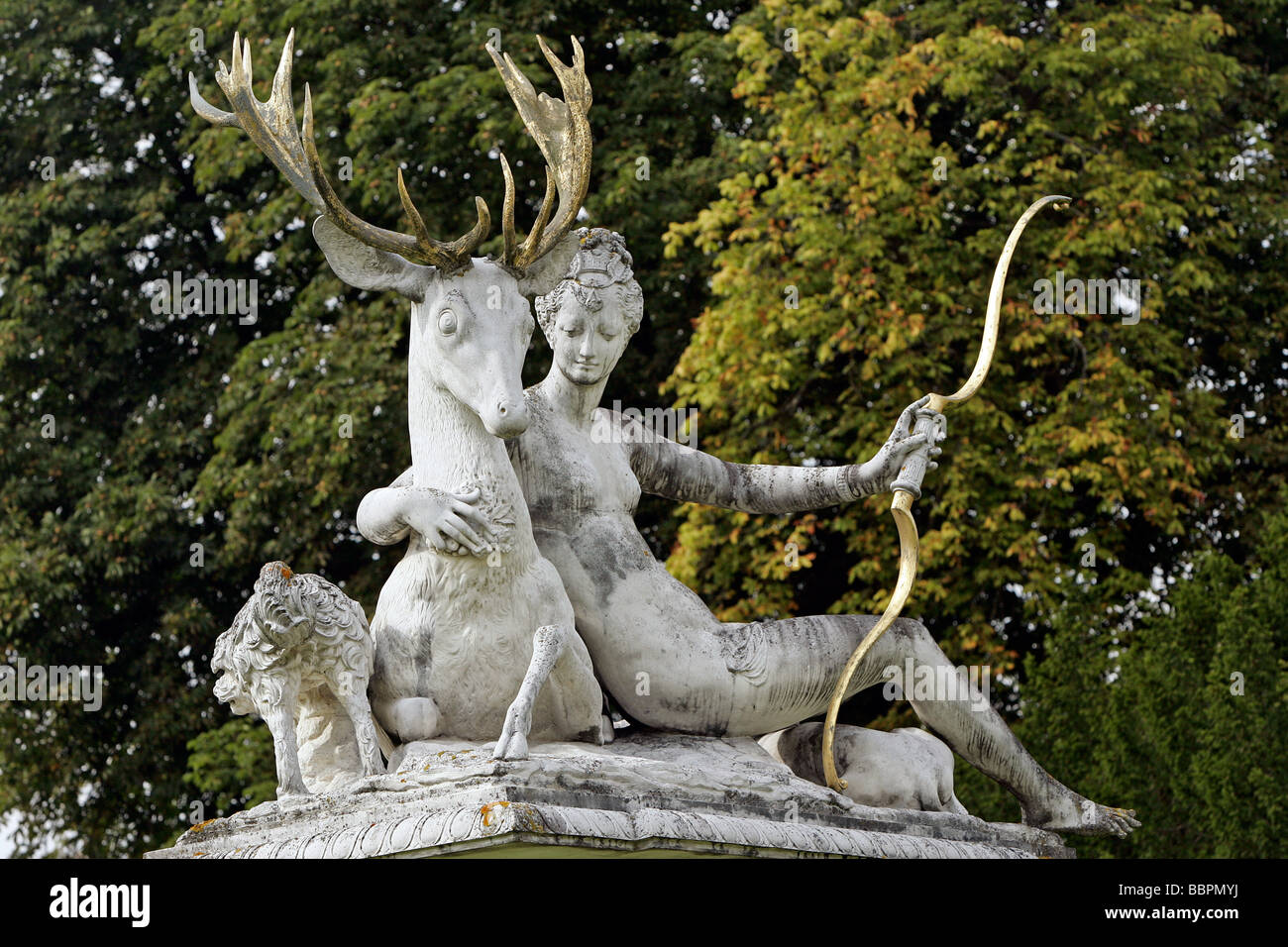 Statua di Diana cacciatrice Diana con un cervo', Diane de Poitiers, il parco presso il Chateau D'Anett, EURE-ET-LOIR (28), Francia Foto Stock