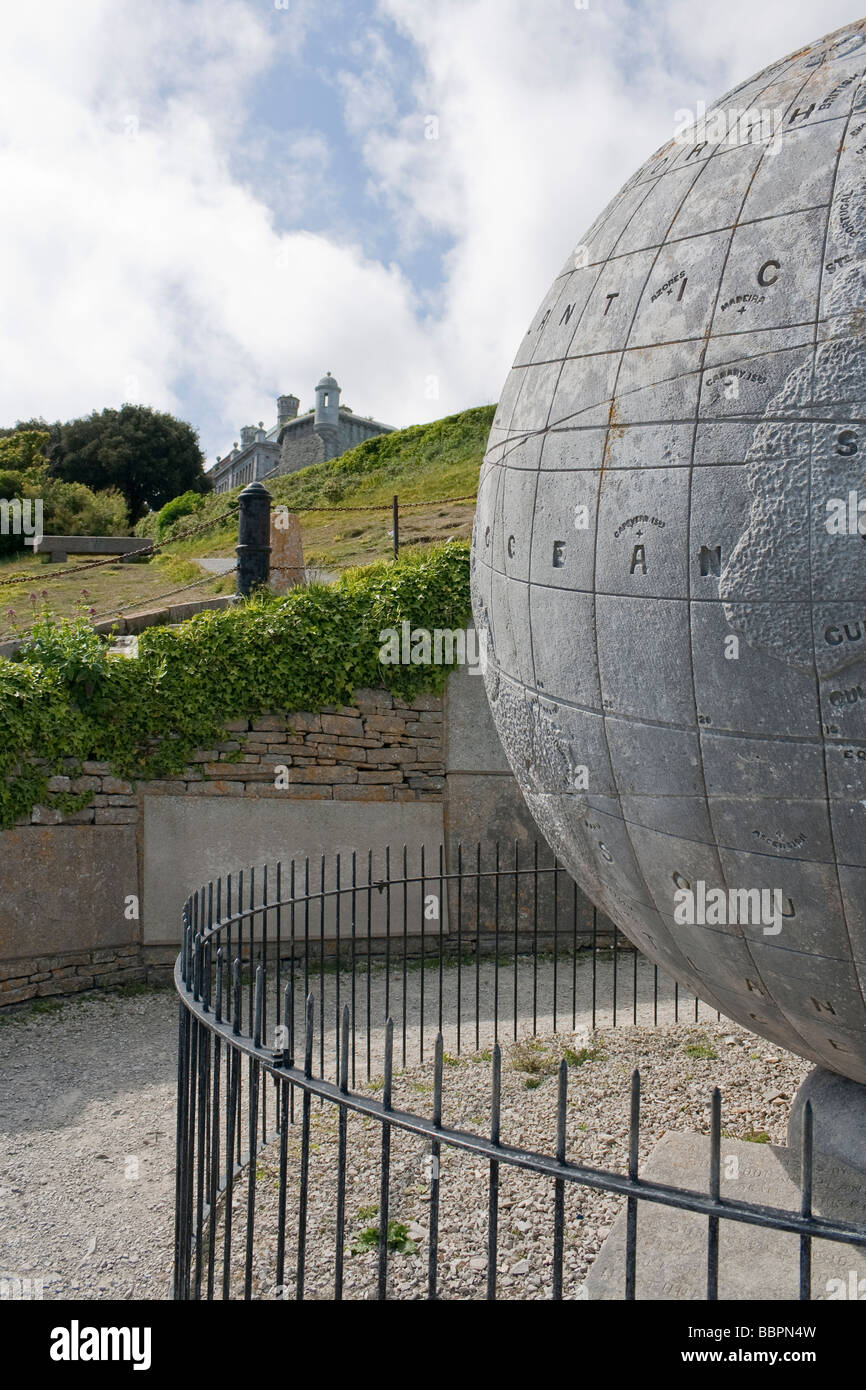 Il 40-ton calcare globo a Durlston, con Durlston castello dietro Foto Stock