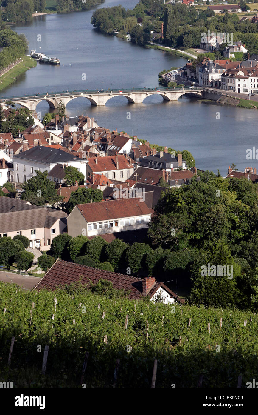 Consente di visualizzare delle altezze delle città di JOIGNY, Yonne (89), Borgogna, Francia Foto Stock