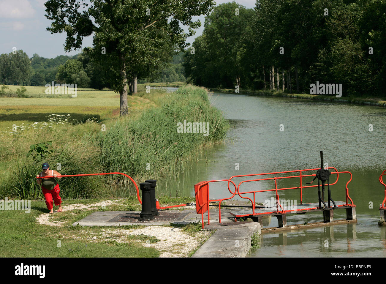 Serratura LEZINNES, il canale di Borgogna, Yonne (89), Borgogna, Francia Foto Stock