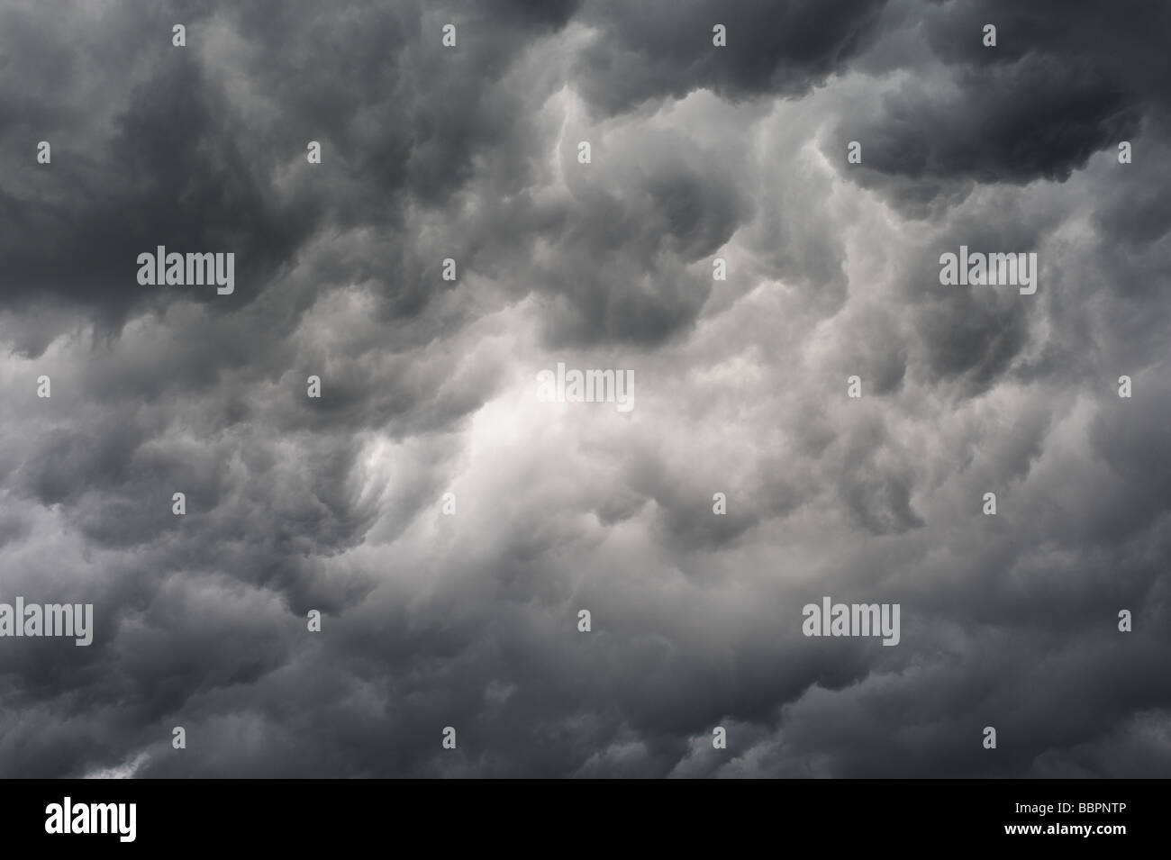 Tempesta di vorticazione nuvole mammatus tipo nuvole Foto Stock