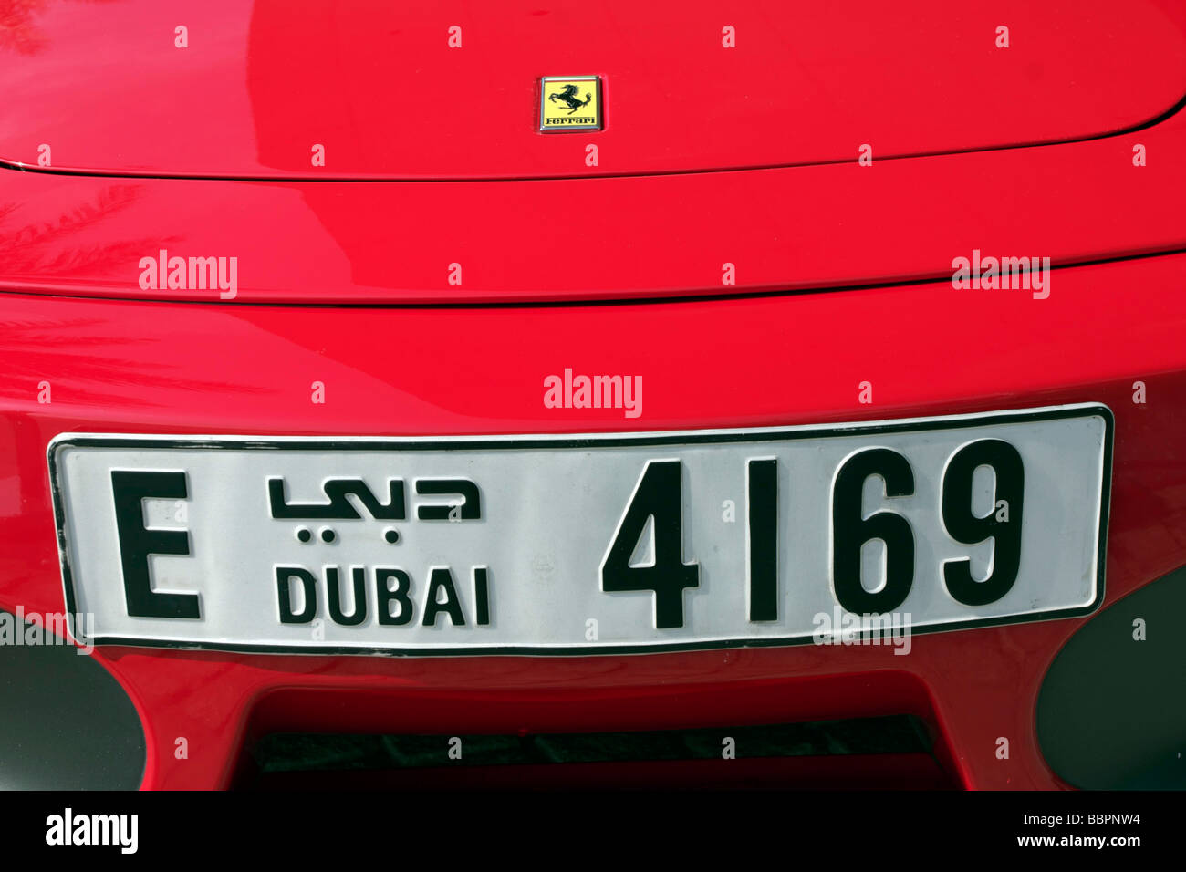Una Ferrari parcheggiata di fronte al Burj al Arab Hotel TARGA, Jumeirah Hotels, il Burj Al Arab di Dubai, Emirati arabi uniti Foto Stock