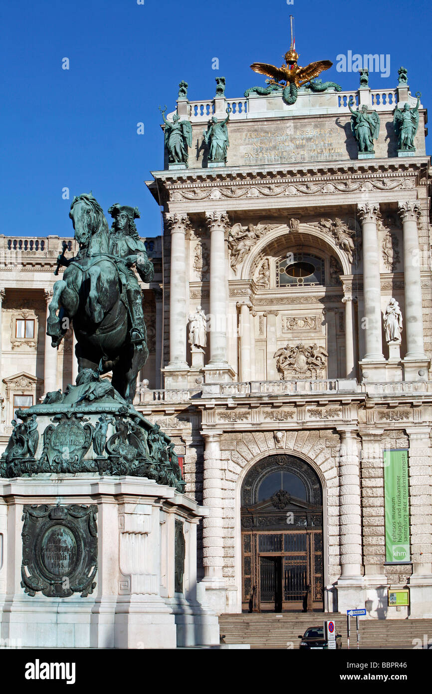 NEUE BURG, Nuovo Palazzo, in italiano stile neo-rinascimentale. Statua di Eugenio di Savoia, Heldenplatz, Vienna, Austria Foto Stock