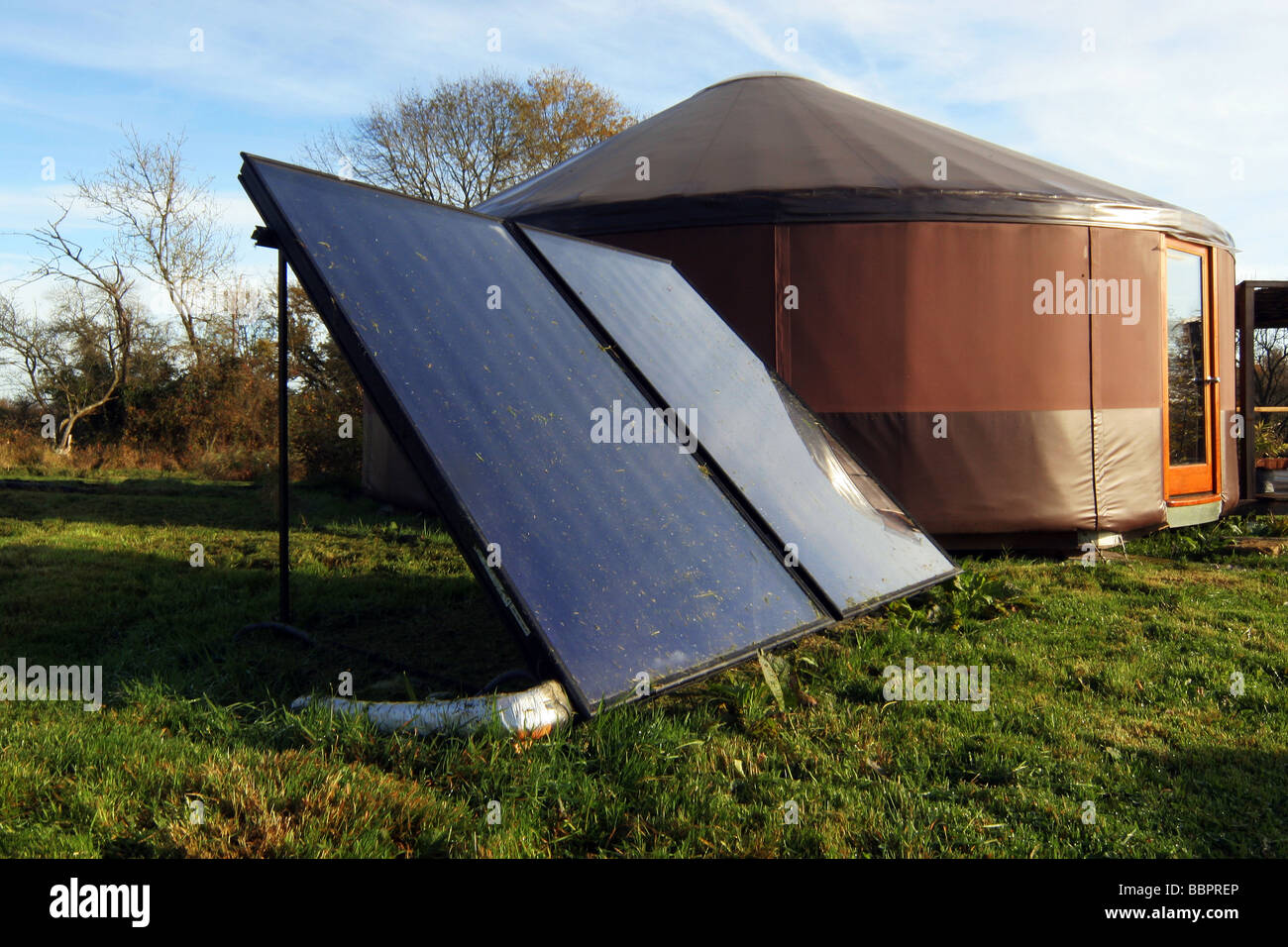 Yurta moderno con pannello solare, una casa ecologica con riscaldamento  solare, ecologia, legno, natura e ambiente, Orne (61 Foto stock - Alamy