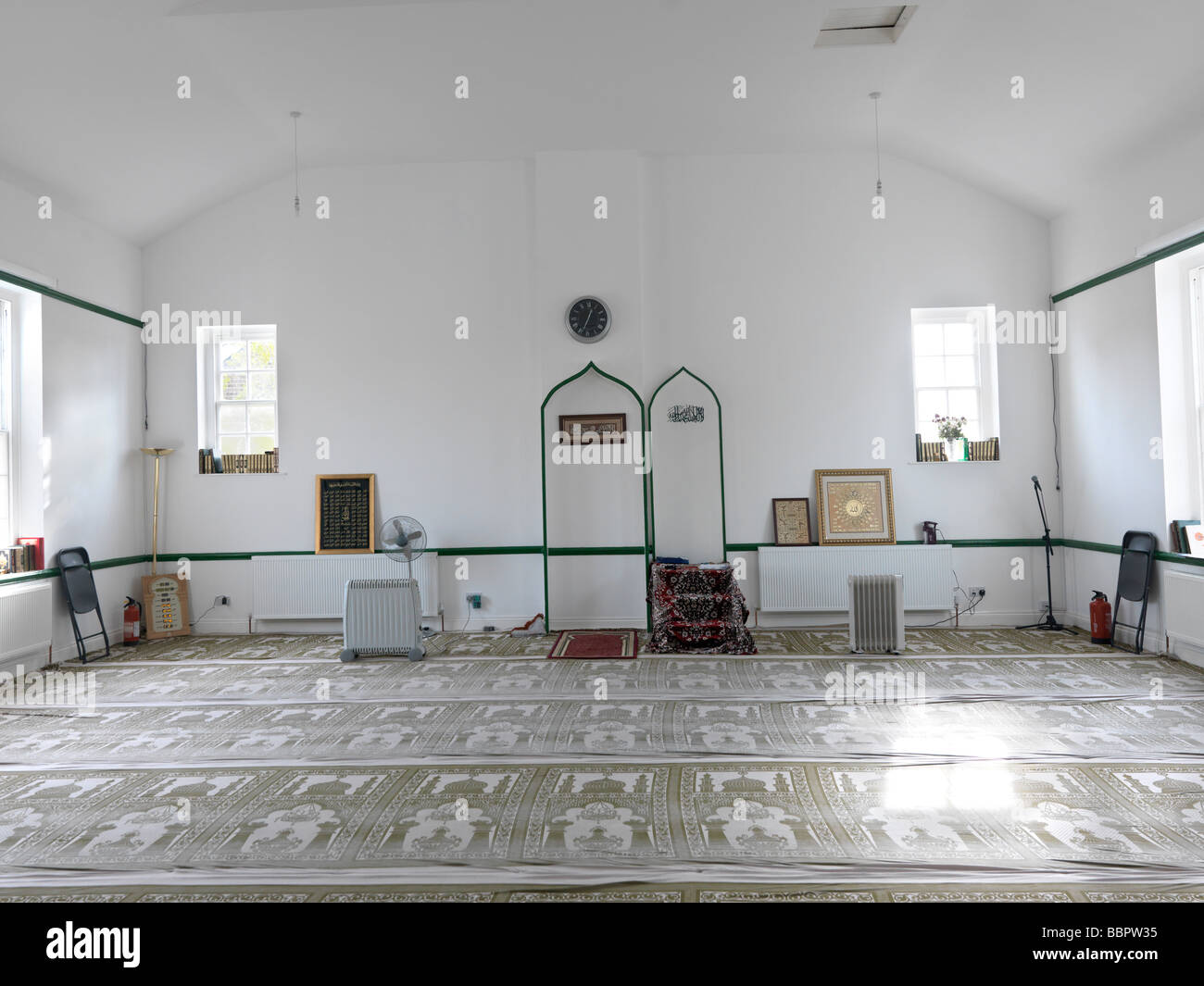 Sala di preghiera della Nuova Moschea nella ex Chiesa di San Barnabus tutto Epsom Surrey Inghilterra Foto Stock