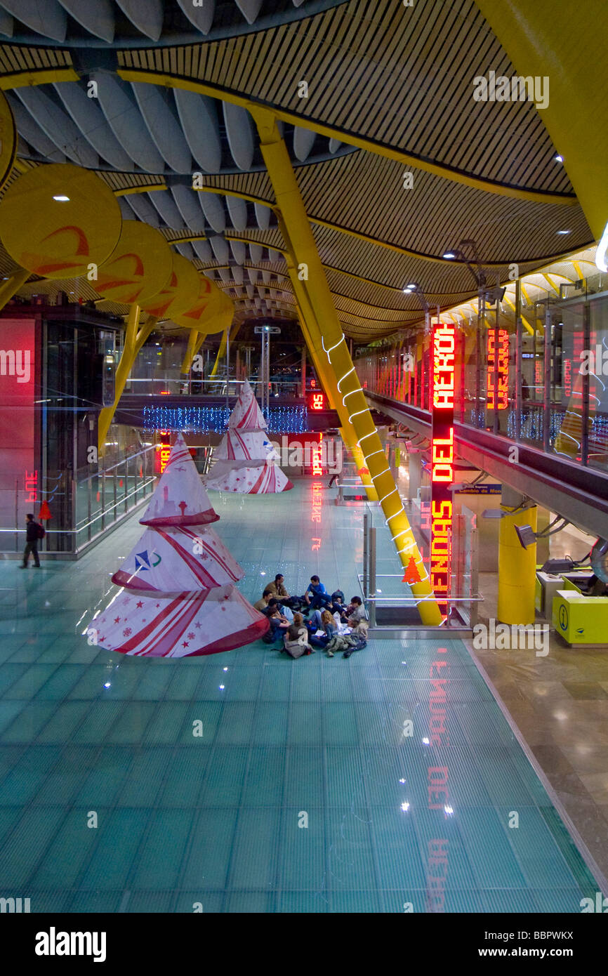 Un gruppo di passeggeri in arrivo in Spagna a Madrid Barajas International Airport si trova nel Terminal 4 a tarda notte Foto Stock