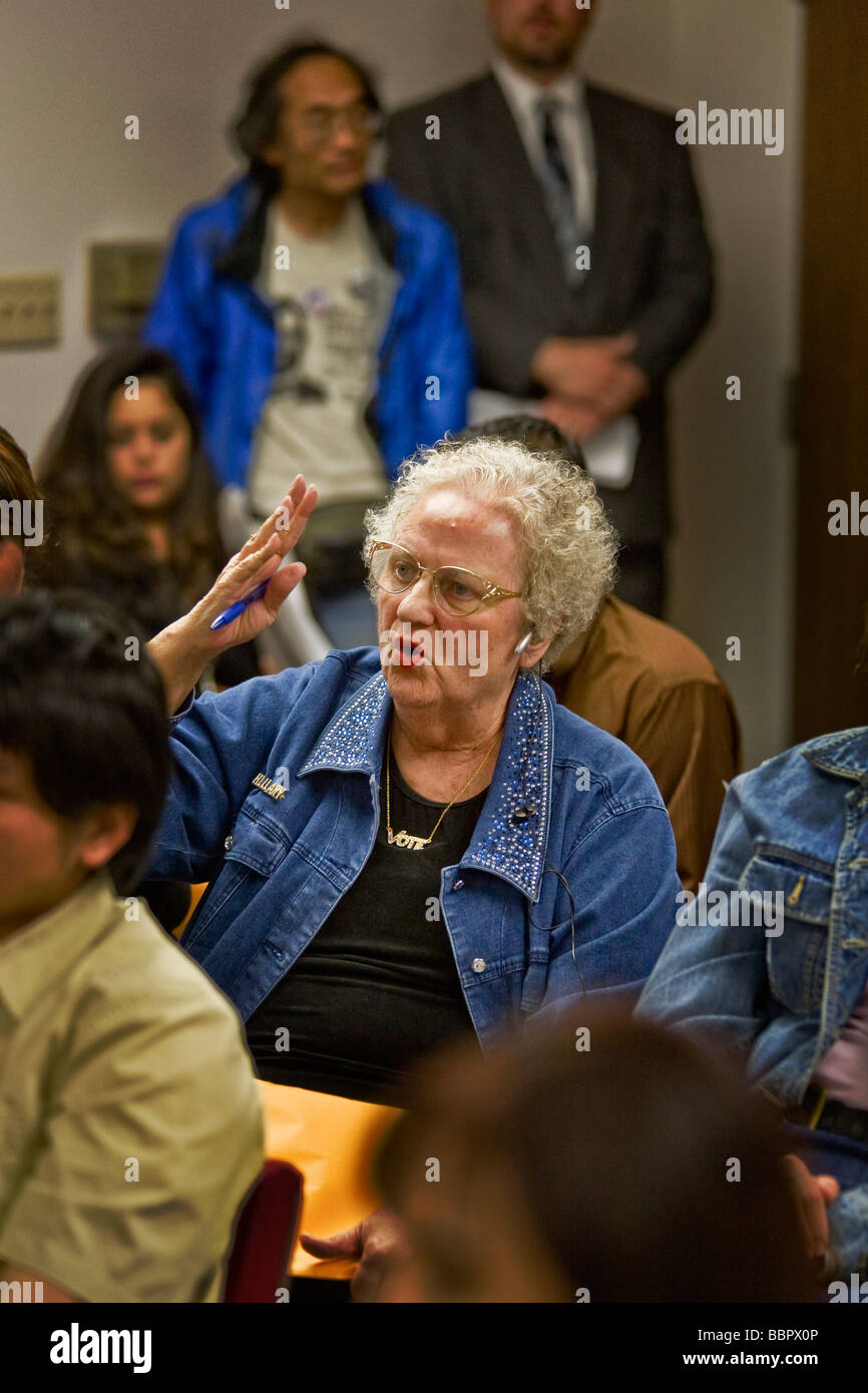 Una donna anziana pone una domanda in un partito democratico organizzare meeting in Anaheim CA Foto Stock