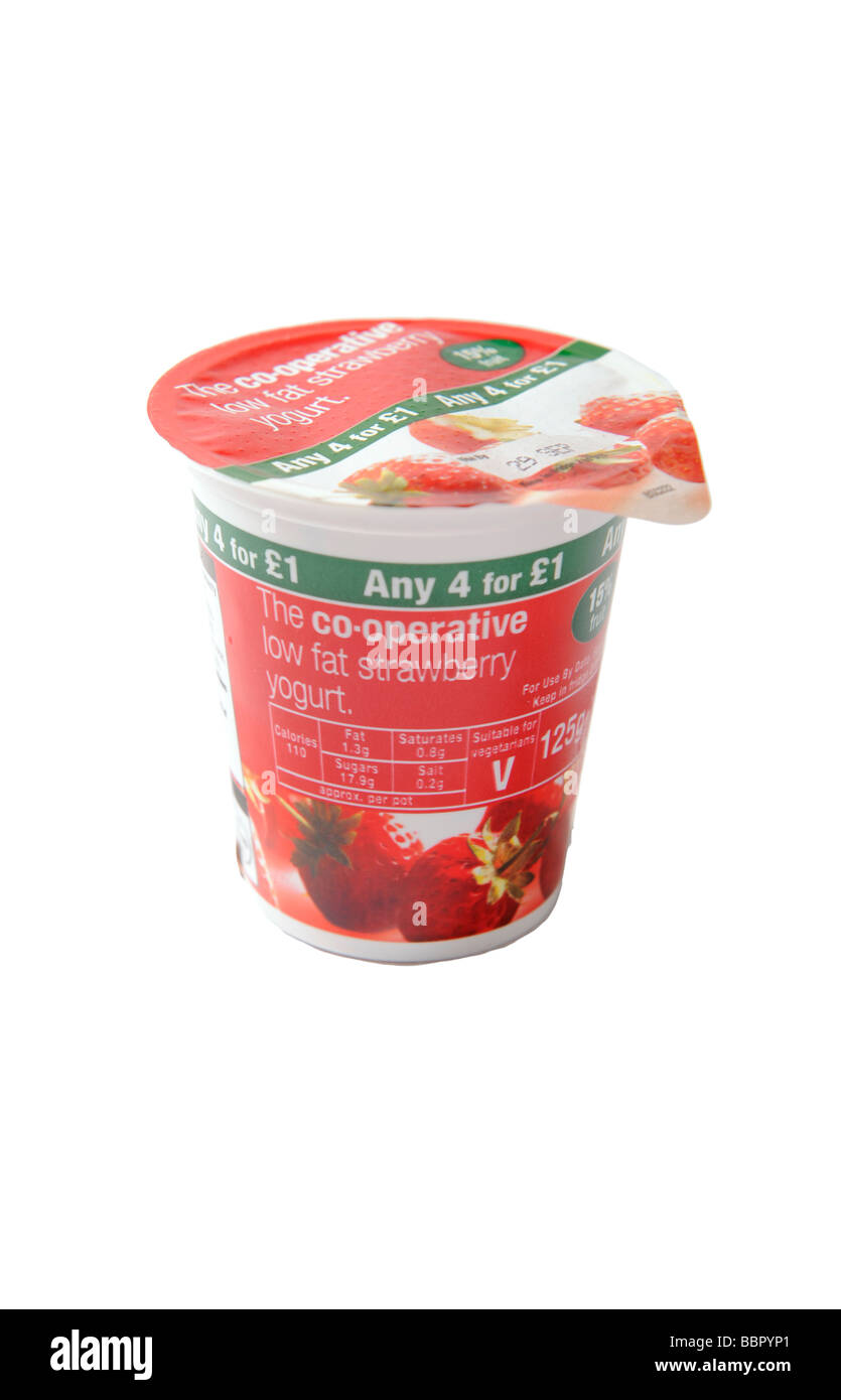 Una scatola di cartone di basso tenore di grassi di yogurt alla fragola per il Co-op supermercato Foto Stock