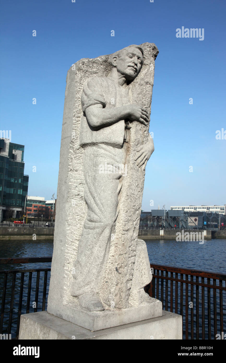 Statua di James Power Fiume Liffey Dublino Irlanda Foto Stock