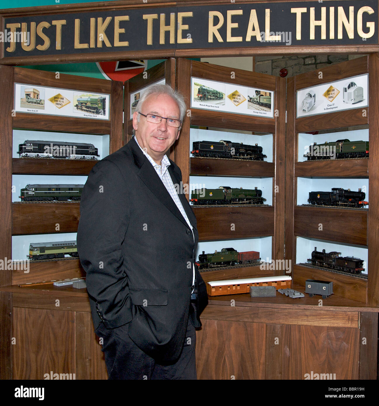 Pete Waterman davanti al suo miniture modelli ferroviari al museo di vapore Foto Stock