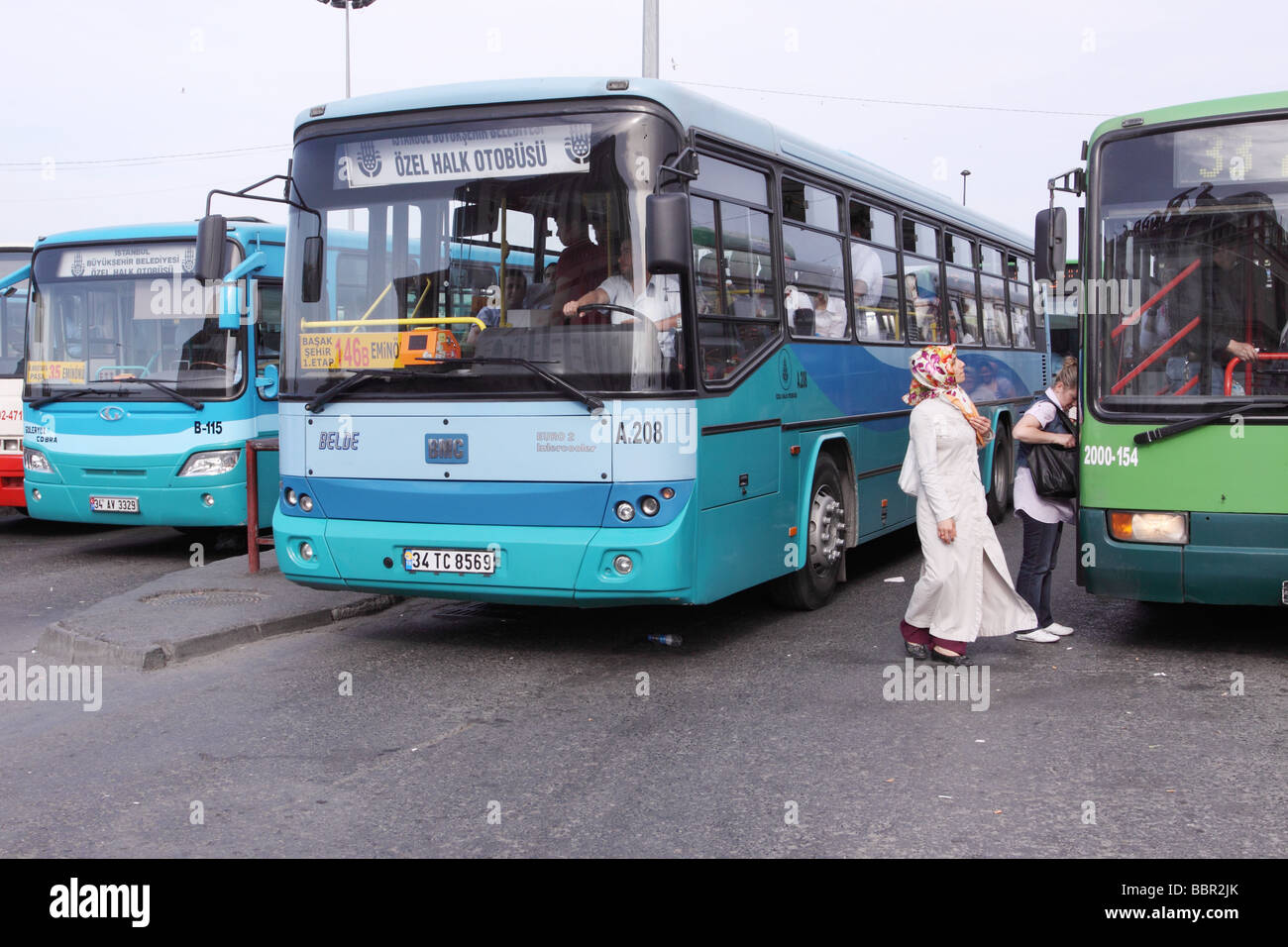 Istanbul Turchia turco donna vestito in abiti musulmani assi un bus nel quartiere Eminonu stazione degli autobus Foto Stock
