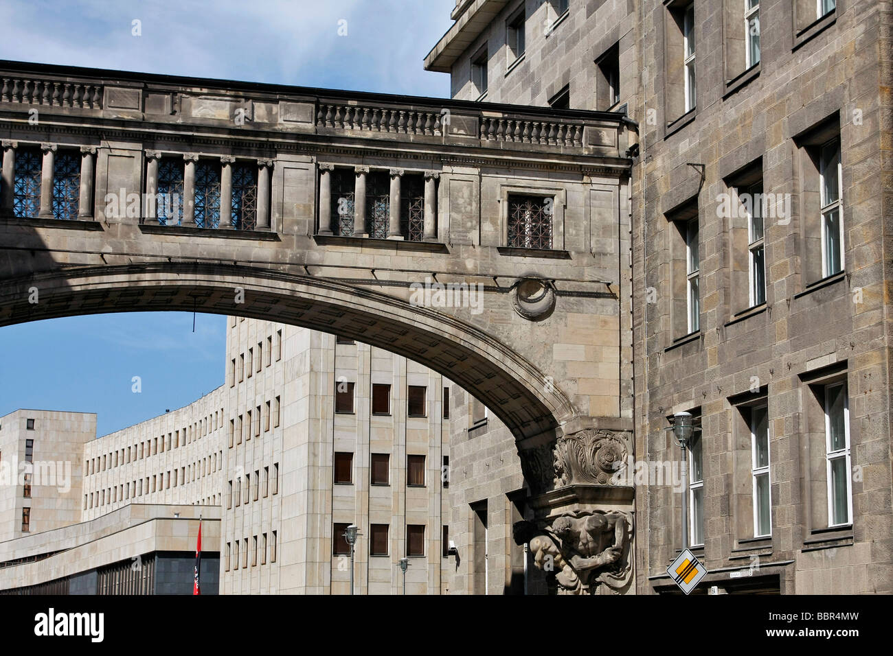 Al di sopra di francese STREET (FRANZOSISCHESTRASSE) Questo ponte collega 2 Ministeri, architetto WILHELM MARTENS, Berlino, Germania Foto Stock