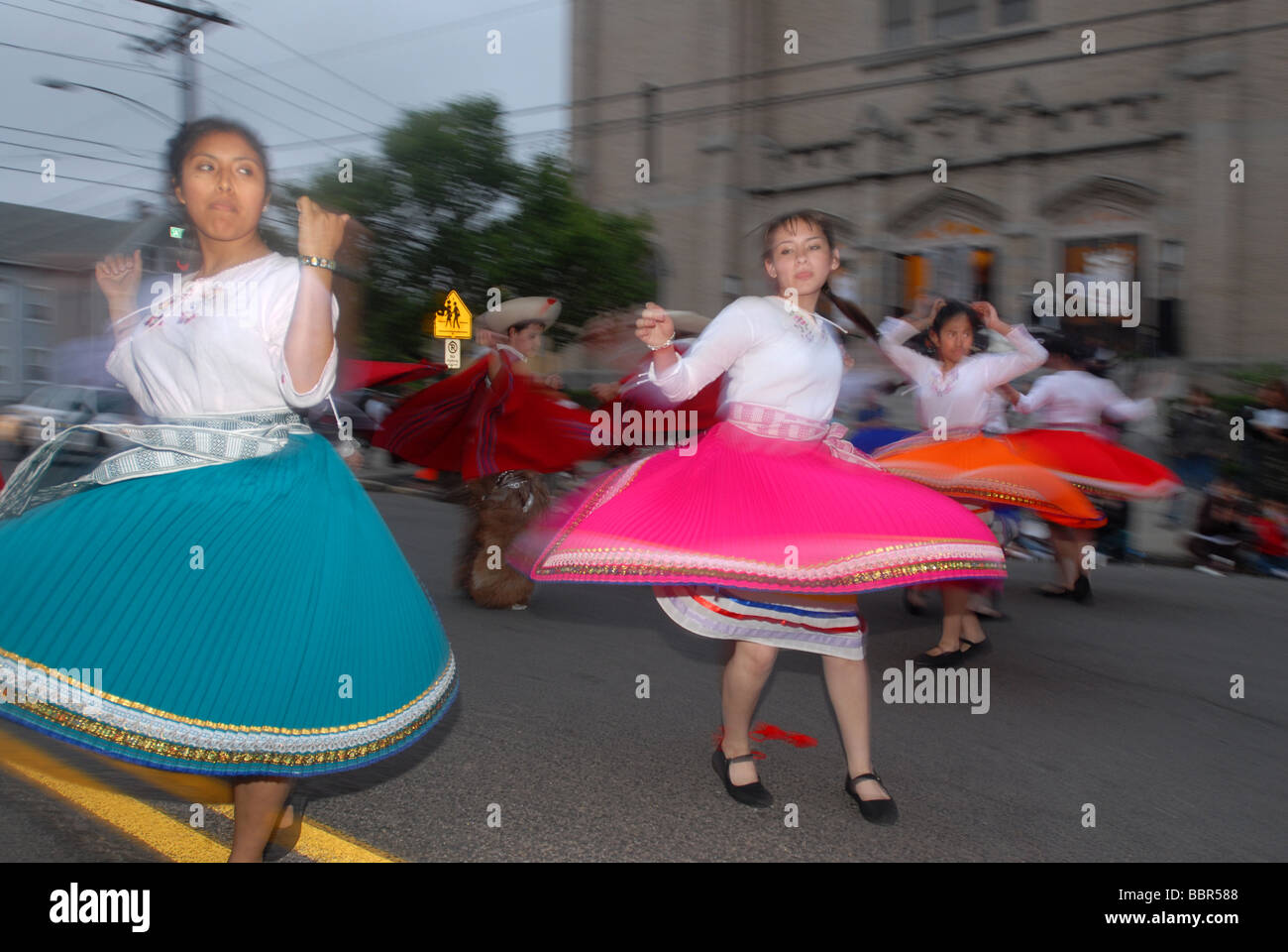 Le donne guatemalteche e ragazze danza una danza tradizionale durante un festival in CT Foto Stock