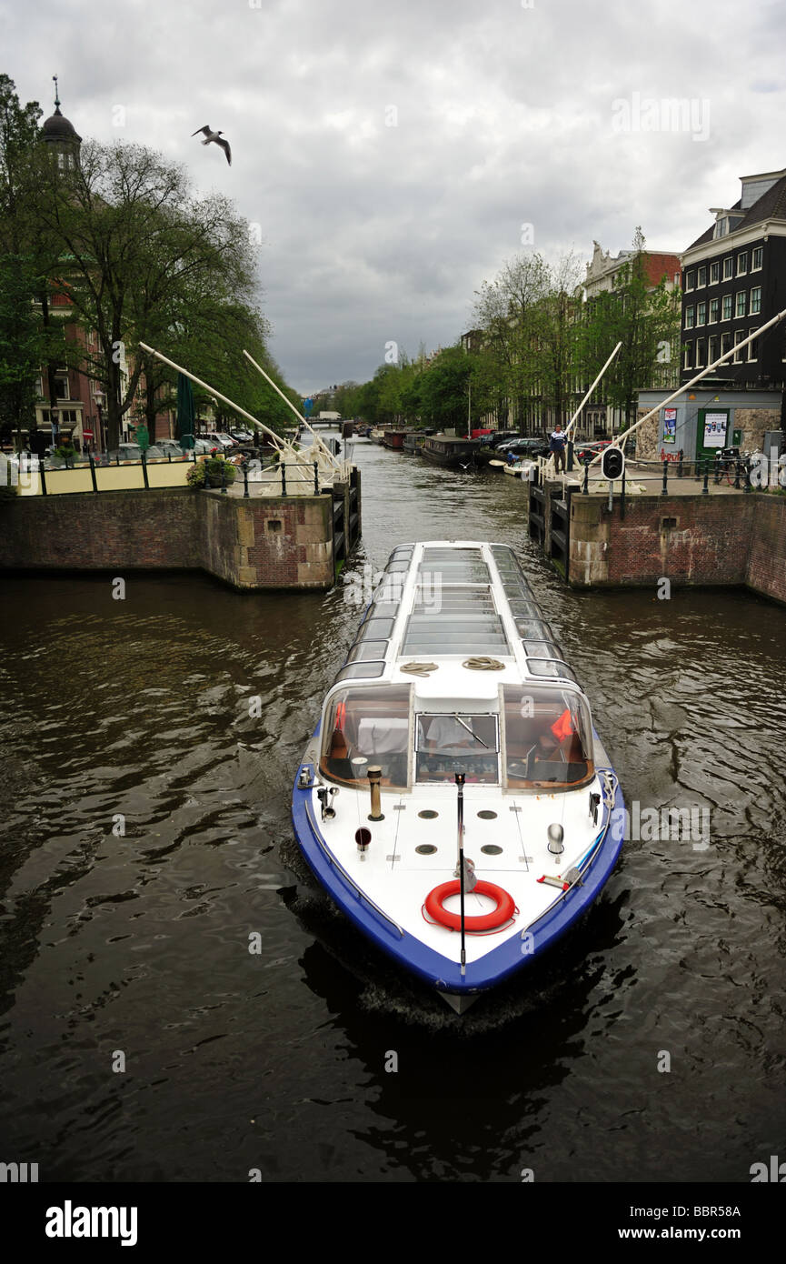 Canal crociera lungo i canali olandesi di Amsterdam Paesi Bassi Singel Foto Stock