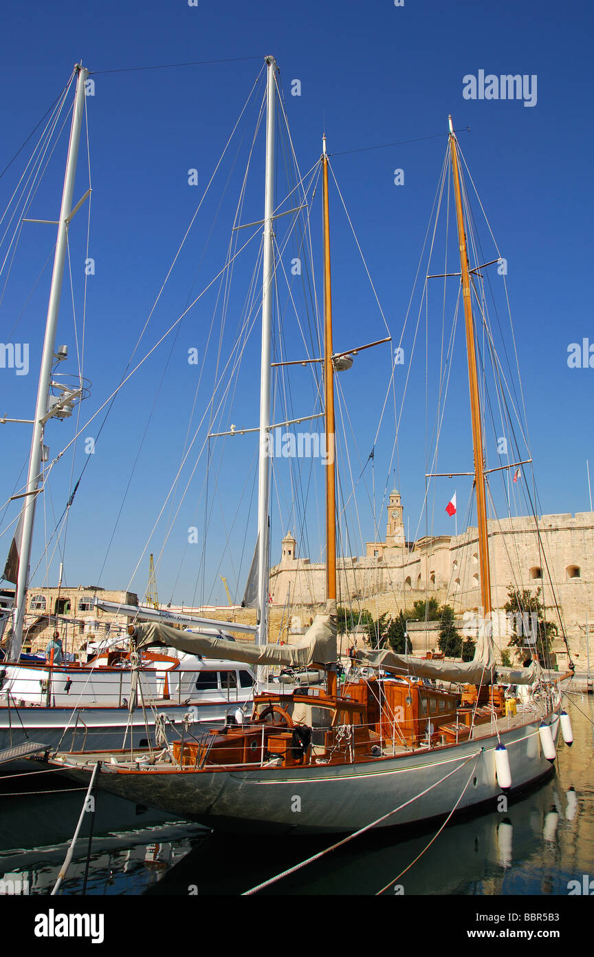 MALTA. Yachts in Dockyard Creek tra Senglea (L-Isla) e Vittoriosa (Birgu), con Senglea dietro. 2009. Foto Stock