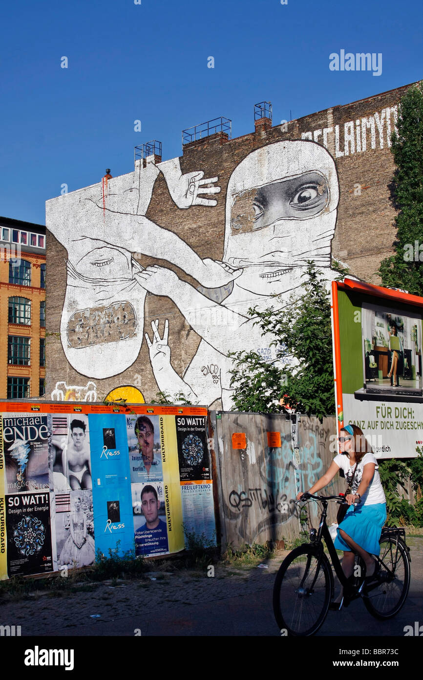 GRAFFITI SUI MURI nel quartiere Kreuzberg, Friedrichshain di Berlino, Germania Foto Stock