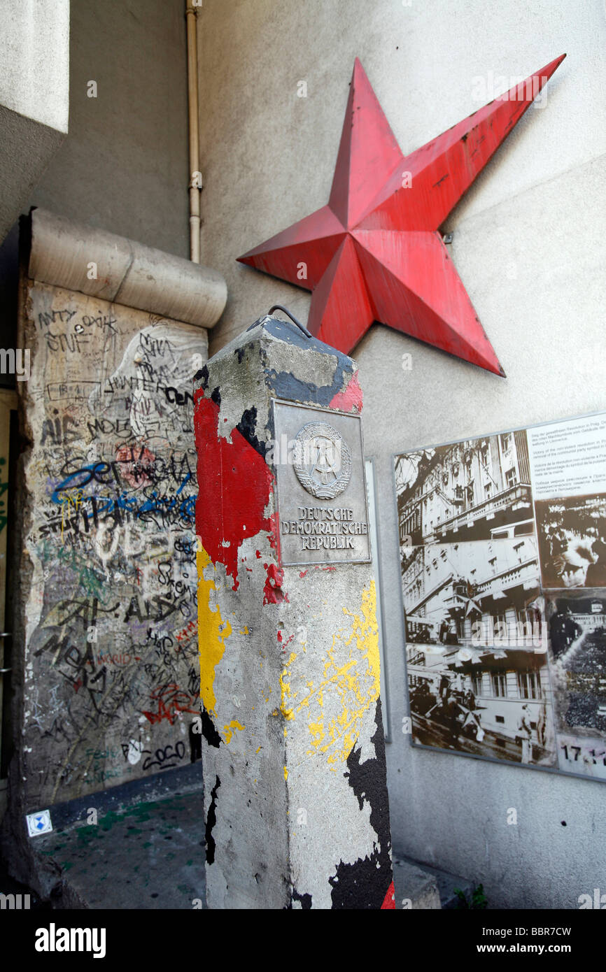 Museo del Muro di Checkpoint Charlie, essa risale a oltre la straordinaria maestria di coloro che fuggono dalla Germania orientale di Berlino, Germania Foto Stock