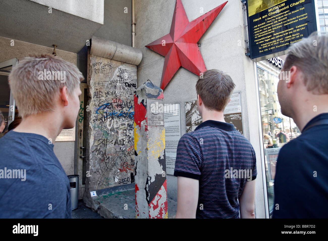 Museo del Muro di Checkpoint Charlie, essa risale a oltre la straordinaria maestria di coloro che fuggono dalla Germania orientale di Berlino, Germania Foto Stock