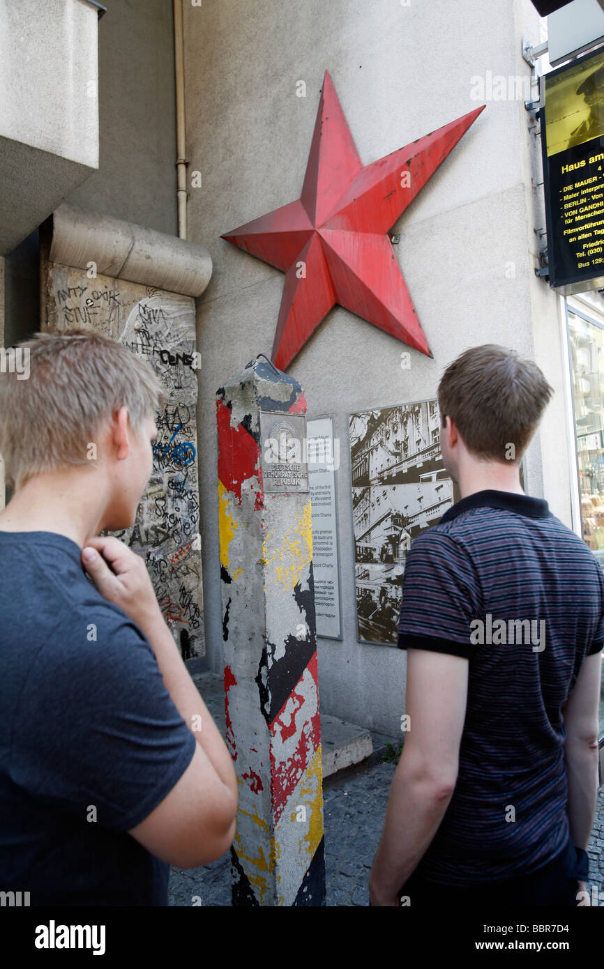 Museo del Muro di Checkpoint Charlie, essa risale a oltre la straordinaria maestria di coloro che fuggono dalla Germania orientale di Berlino, Germania Foto Stock