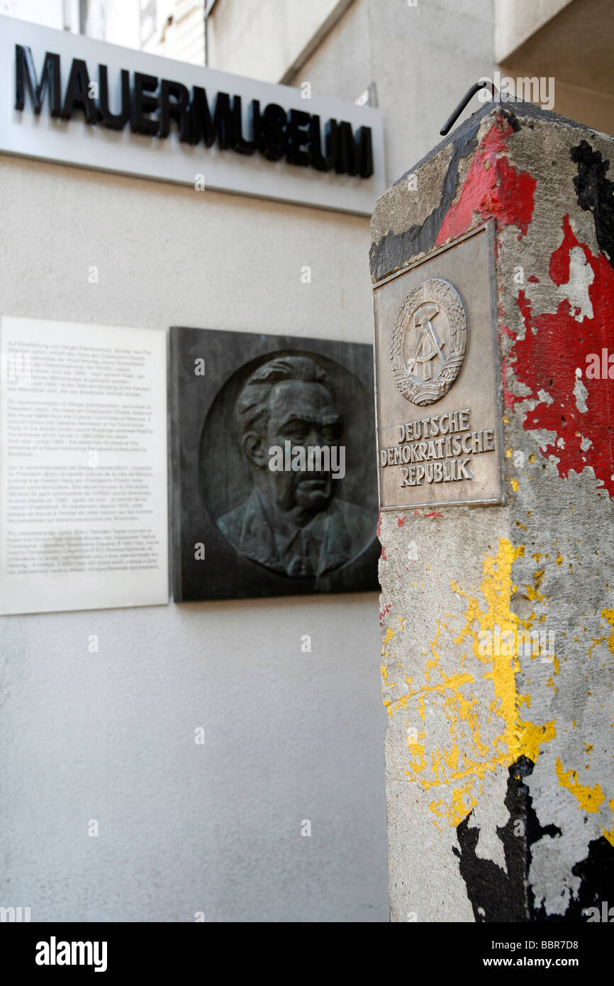 Museo del Muro di Checkpoint Charlie, essa risale a oltre la straordinaria maestria di coloro che fuggono dalla Germania orientale di Berlino, Germania Foto Stock