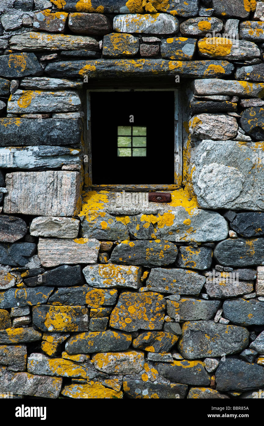 Il vecchio fienile in pietra finestra, North Uist, Ebridi Esterne, Scozia Foto Stock