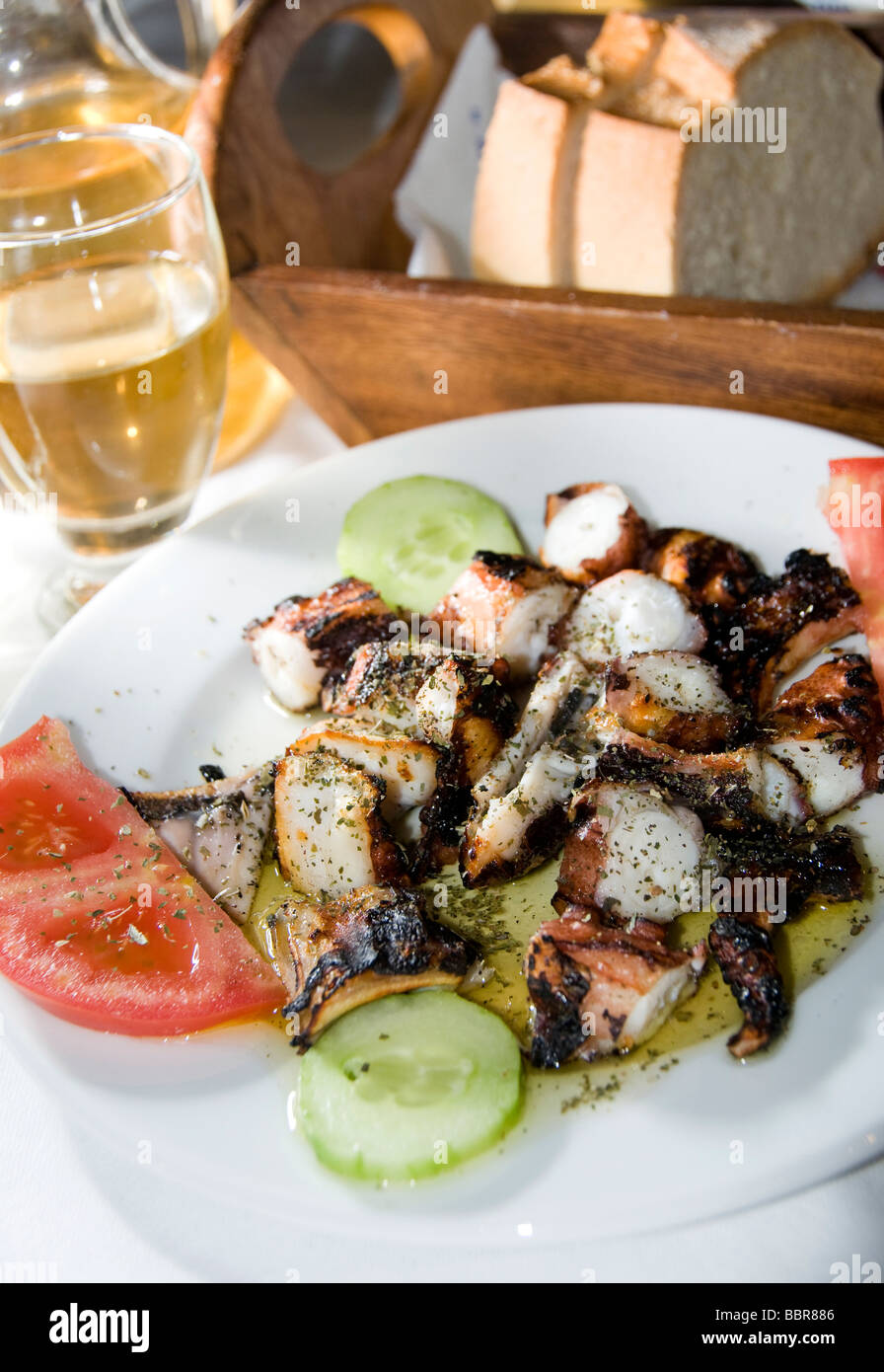 Isola greca ristorante taverna Specialità di carni grigliate di polipo marinato con vino fatto in casa e crosta di pane in Grecia Foto Stock