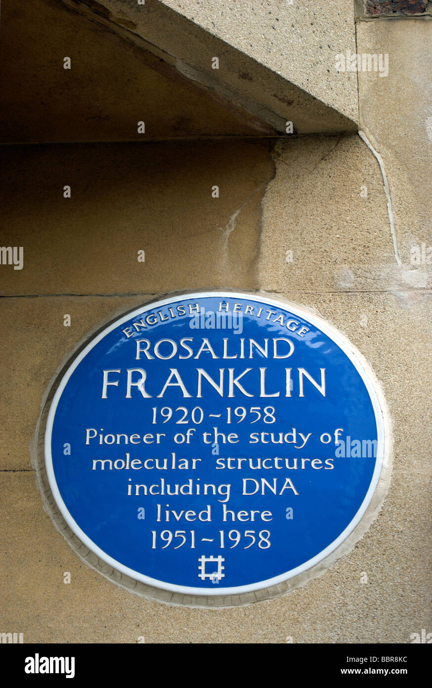 targa blu del patrimonio inglese che segna un'ex casa dello scienziato pionieristico rosalind franklin, nota per il suo lavoro su dna, kensington, londra, inghilterra Foto Stock
