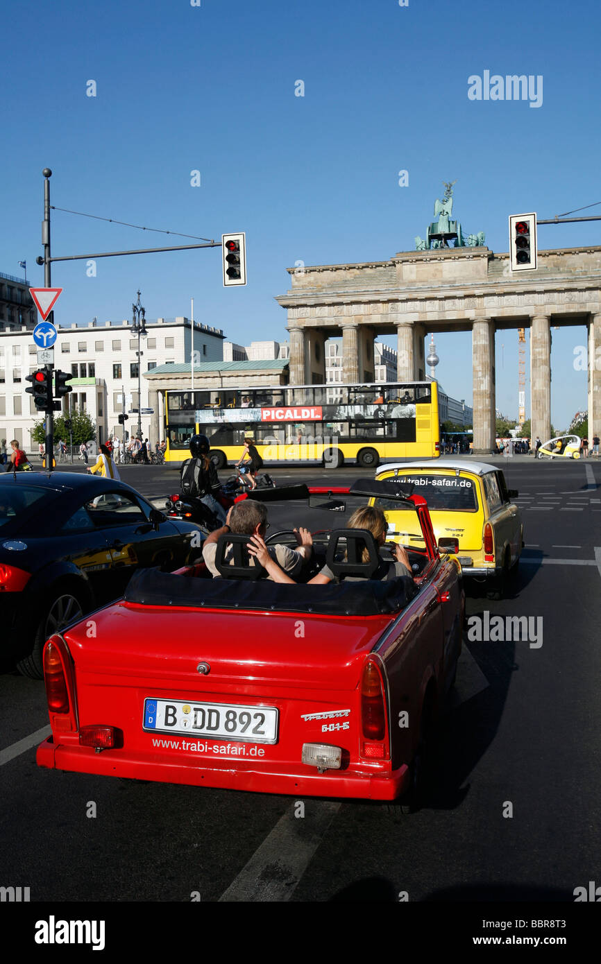 La Porta di Brandeburgo, BRANDENBURGER TOR, TOURING BERLINO IN UNA TRABANT, la famiglia auto della ex DDR DIVENTATO UN CULT SIMBOLO DI ORIENTE GER Foto Stock