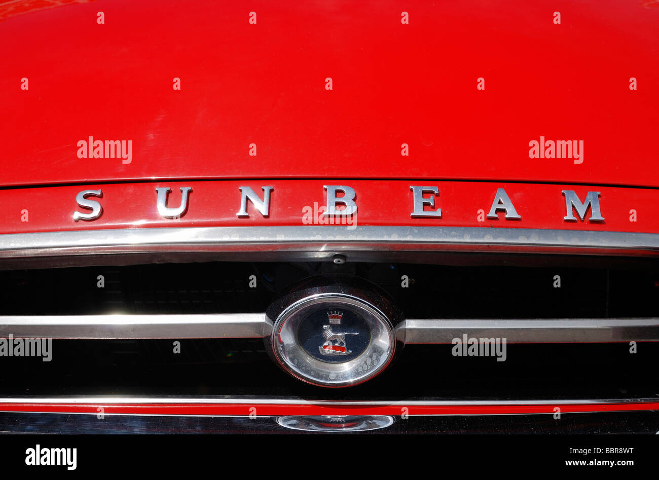 Un Sunbeam badge e motif su un cofano di colore rosso Foto Stock