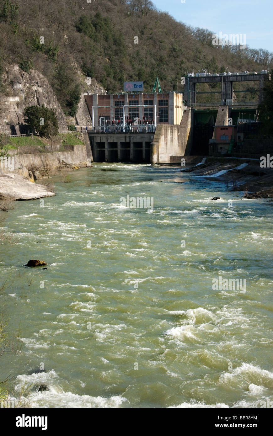 Diga sul fiume Arno vicino ad Arezzo con idro elettrica ferroviaria gestita dalla compagnia elettrica nazionale, Enel. Italia Foto Stock