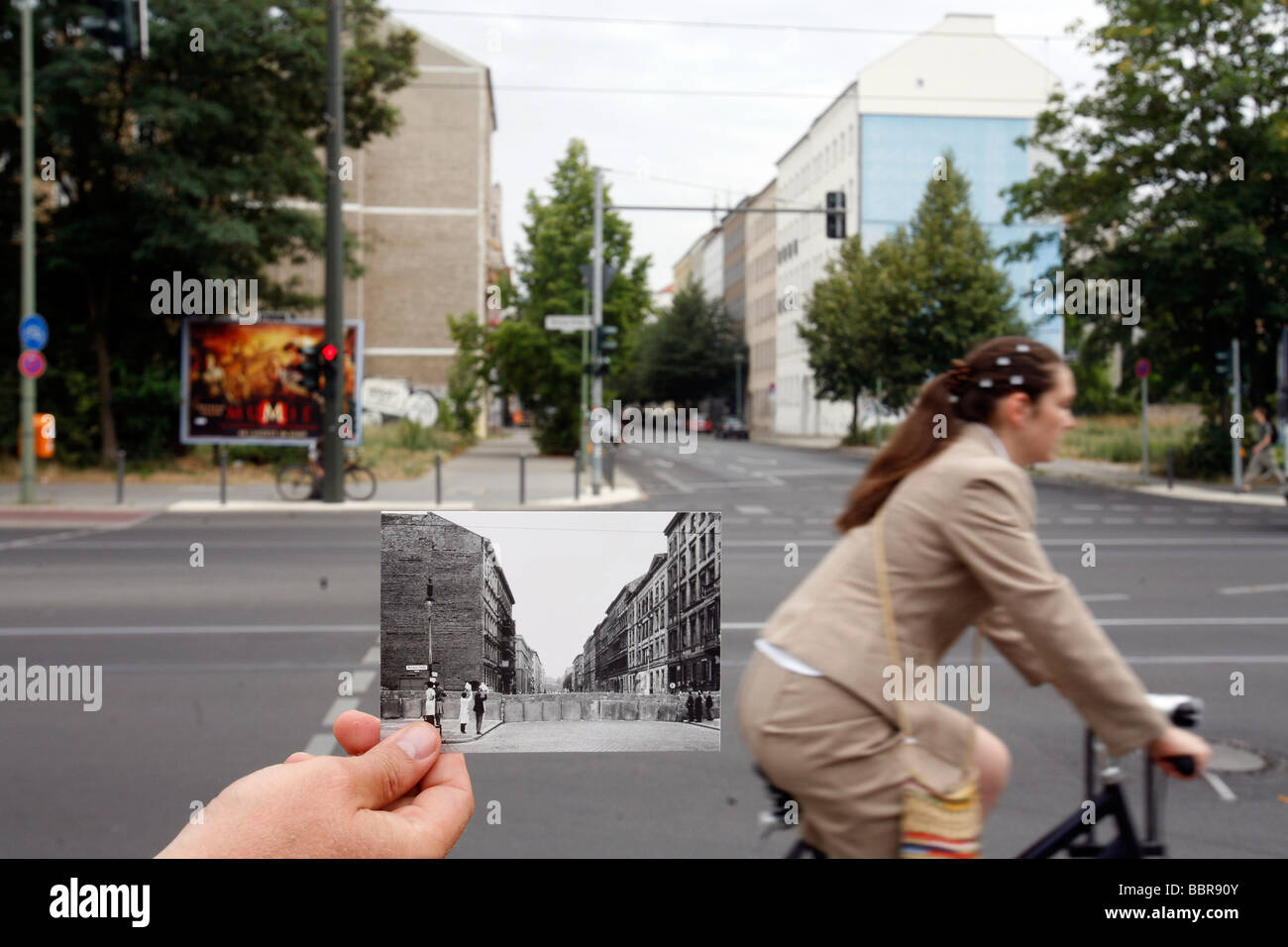 Cartoline postali prima e la foto dopo la caduta del muro, Memoriale del Muro di Berlino, Berliner Mauer, Bernauer Strasse, Berlino, Germania Foto Stock