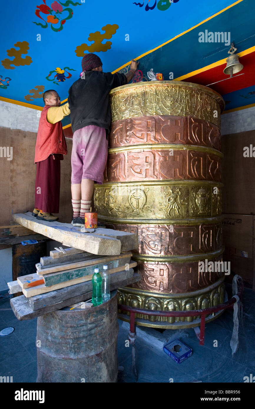 Gli uomini di verniciatura di un tempio buddista. Keylong. Himachal Pradesh. India Foto Stock