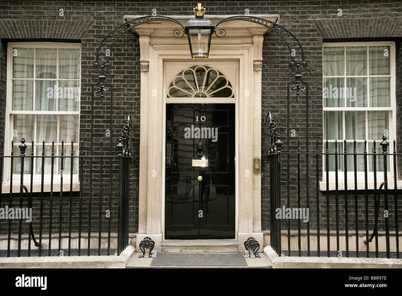 Lo sportello anteriore del numero 10 di Downing Street Primi Ministri residence Londra, England, Regno Unito Foto Stock