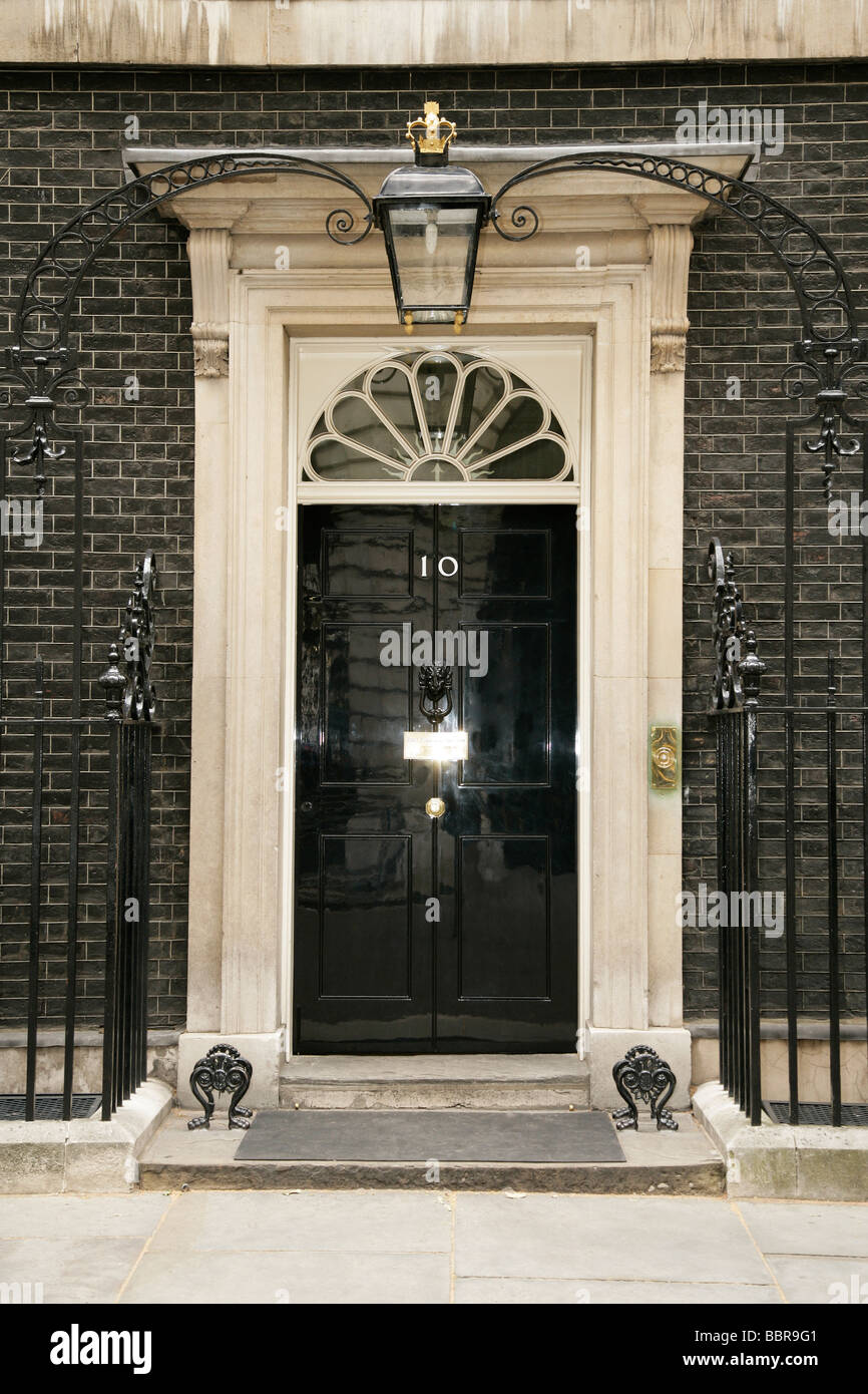 Lo sportello anteriore del numero 10 di Downing Street Primi Ministri residence Londra, England, Regno Unito Foto Stock