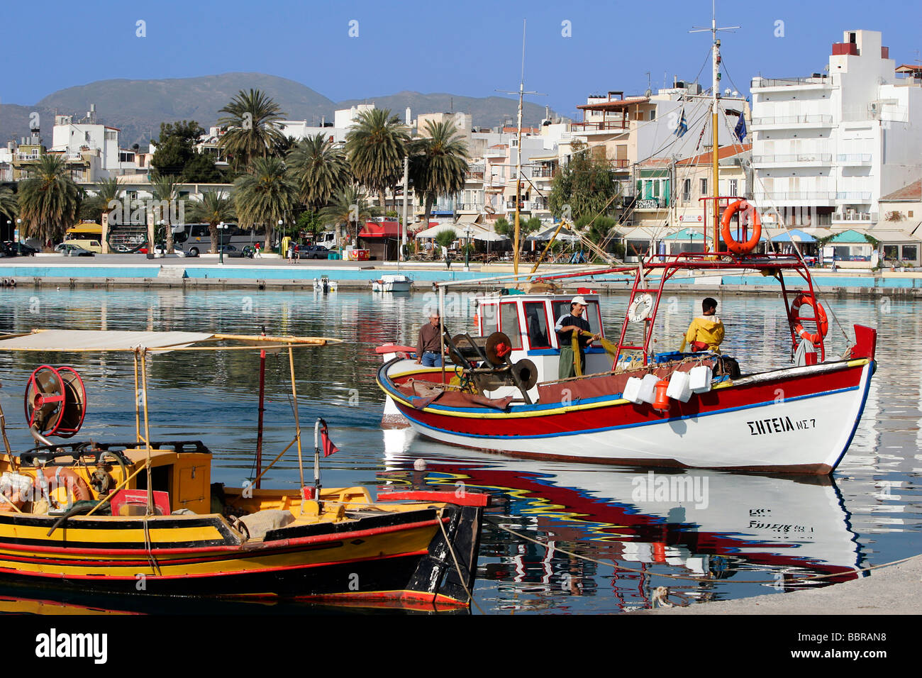 La pesca in barca nel porto DE SITIA, Creta, Grecia Foto Stock