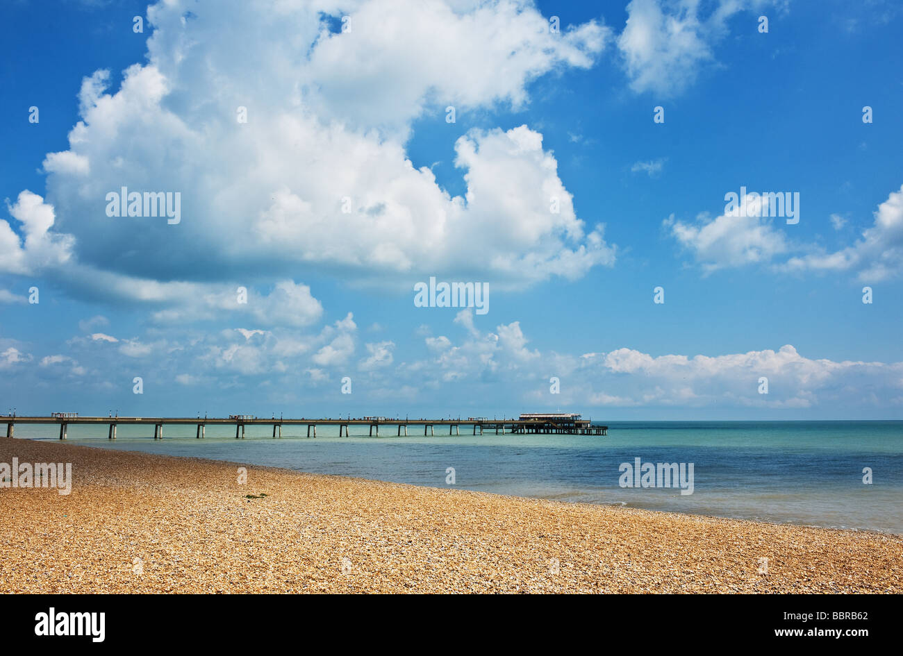 La spiaggia di ciottoli e pier a trattare nel Kent. Foto Stock