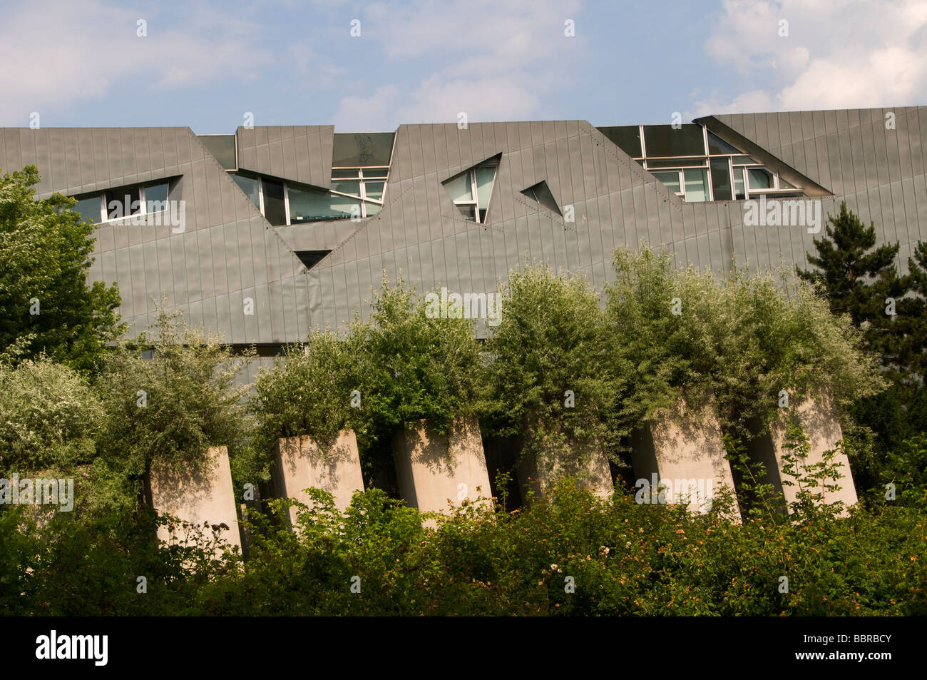 Esterno del museo ebraico Judisches Museum progettato da Daniel Libeskind in stile deconstructivista a Berlino in Germania Foto Stock