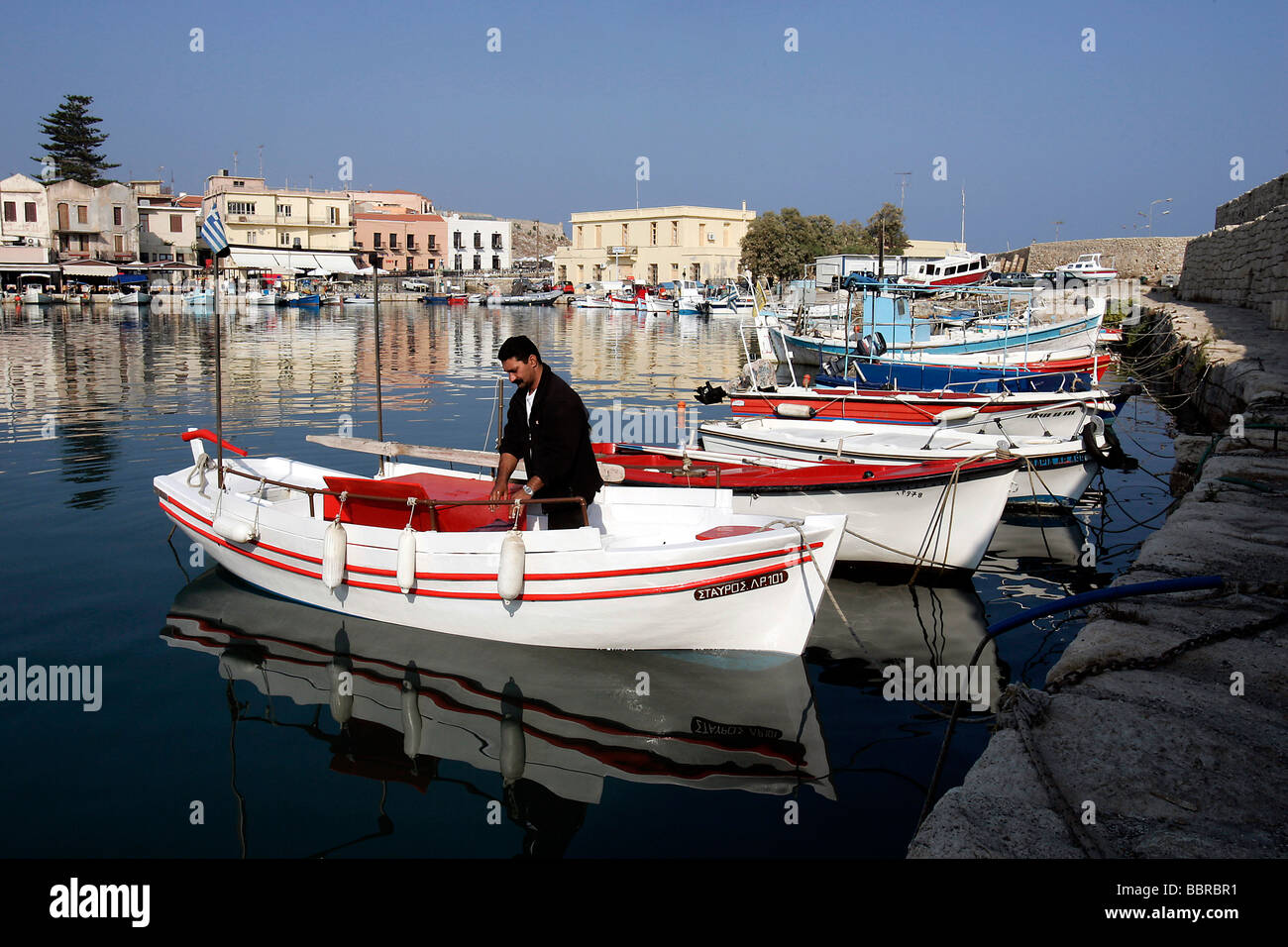 Barche da pesca nel porto di Rethymnon, Creta, Grecia Foto Stock