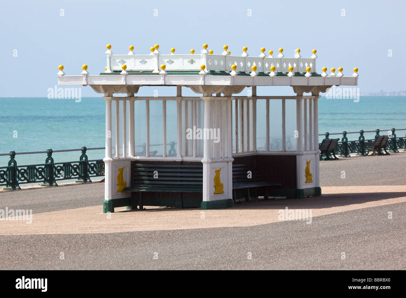Posti a sedere tradizionale padiglione lungo il lungomare di Brighton Inghilterra Foto Stock