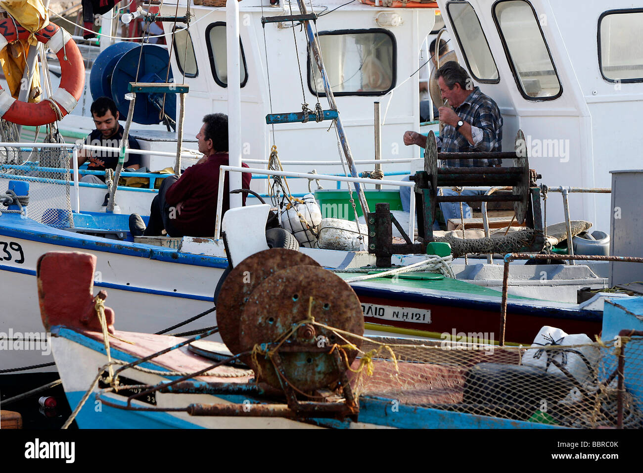 I pescatori rilassante sulla loro barca da pesca, Creta, Grecia Foto Stock
