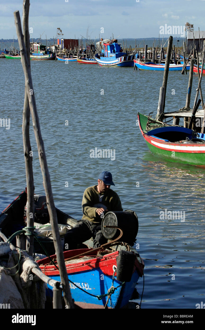 La pesca in barca presso le banchine del porto di PALAFITICO SUL RIO SADO, Alentejo, Portogallo Foto Stock