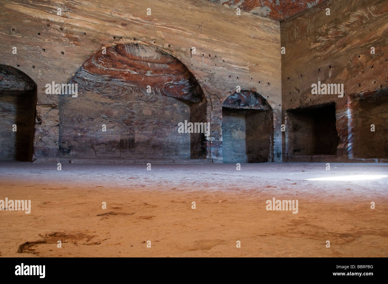 La camera principale dell'antica Nabatean rock cut monumento chiamato urna tomba scavata nella Jabal al-Khubtha a 'Tombe Reali' Petra Giordania Foto Stock